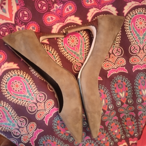 ELIE TAHARI Olive/Tan Pointy toe Suede Heels size 41 / US size 11 NWOT - Picture 2 of 7